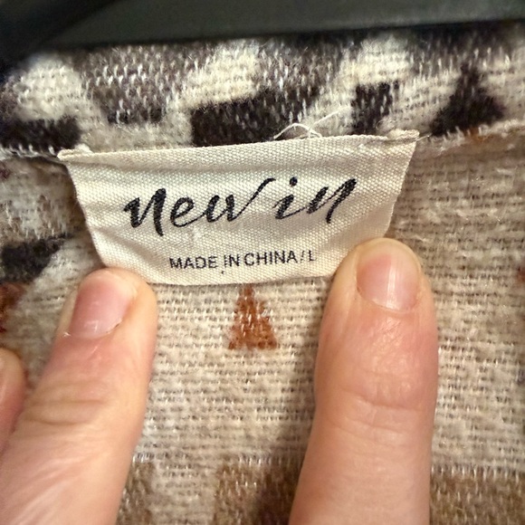 New In Aztec Geometric Patterned Button Down Shacket Size Large - Picture 3 of 8